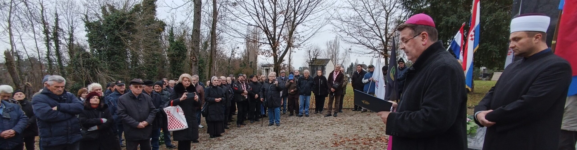 Biskup Šaško predvodio molitvu za katoličke vjernike na oskvrnjenim grobovima hrvatskih vojnika